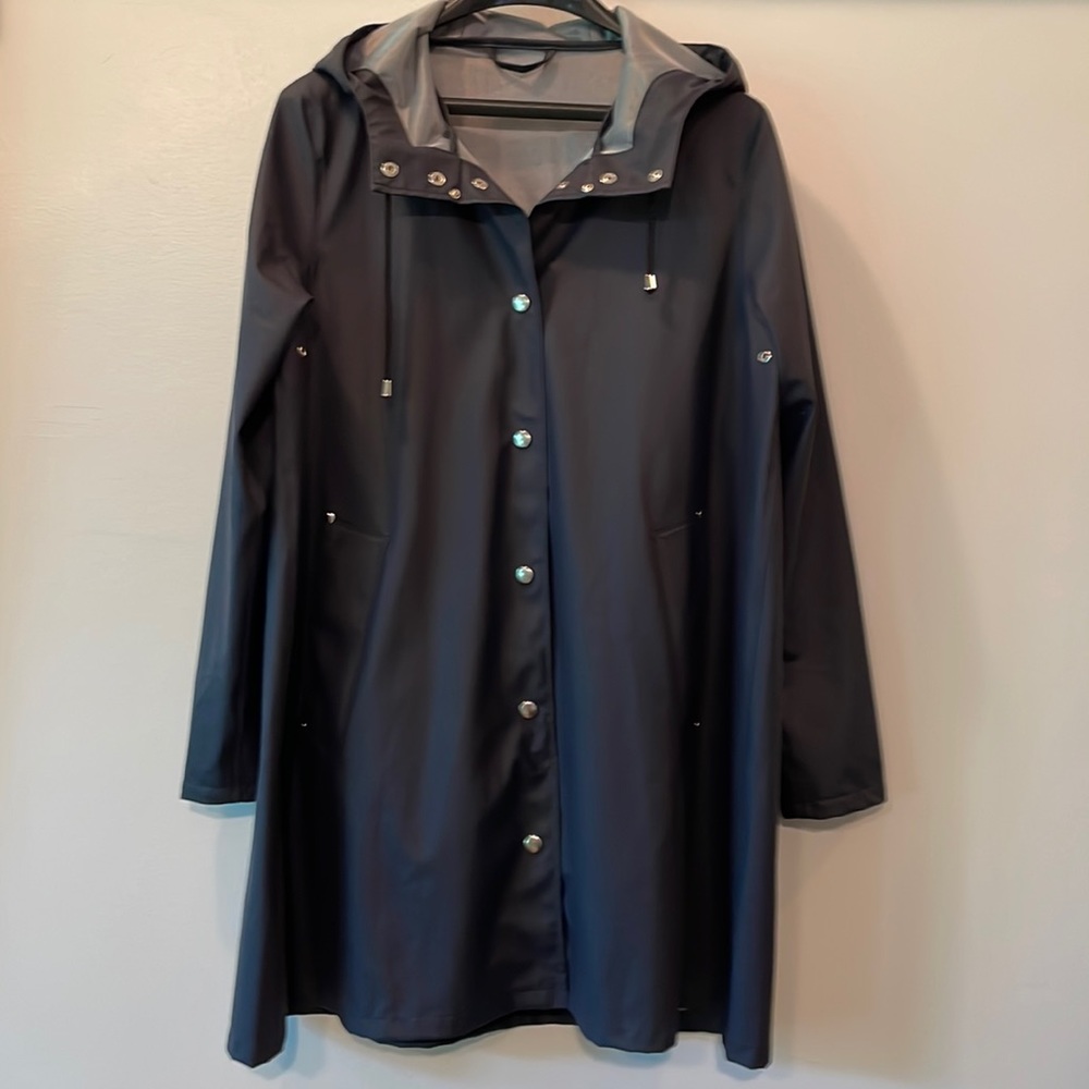 Stutterheim Mosebache Raincoat in Navy. Extra small